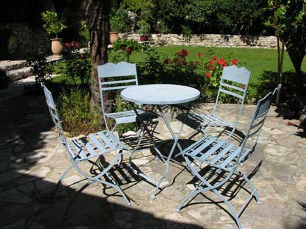 Le jardin de la location de vacances Ancienne magnanerie à Saint-Hippolyte-du-Fort ,Gard